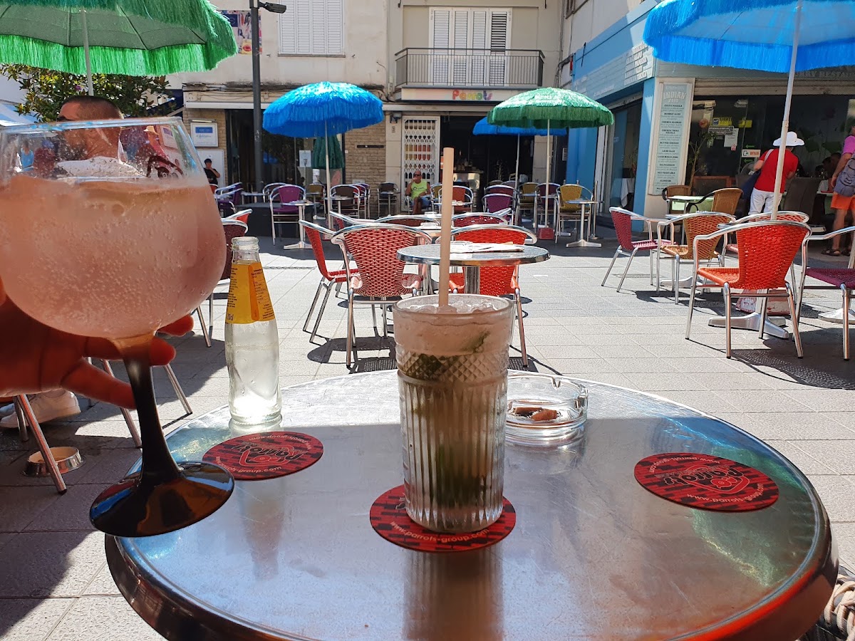 Parrots Pub & Terrace